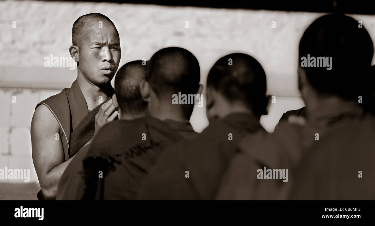 Un groupe de moines bouddhistes indiens dans leurs robes traditionnelles priaient à Tawang Gompa, de l'Arunachal Pradesh, Inde Banque D'Images