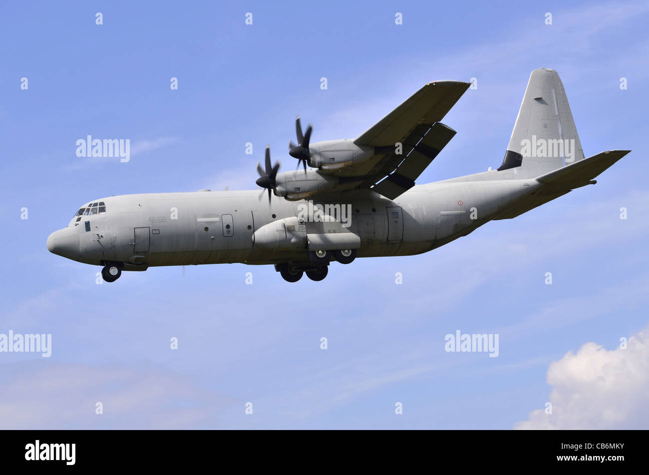 Lockheed C-130J Hercules exploités par les 46 Brigata Aerea de l'Armée de l'air italienne de l'approche à l'atterrissage à RAF Fairford, UK Banque D'Images