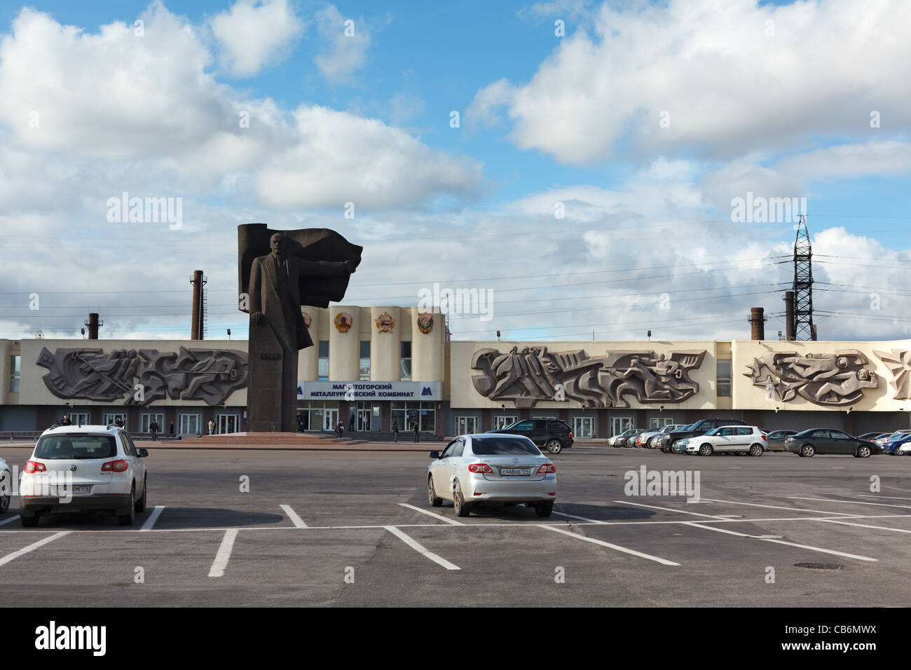 Clockhouse Central et parking lot sont près de l'usine métallurgique de Magnitogorsk. Magnitogorsk Iron and Steel Works est en Oblast de Tcheliabinsk, ur Banque D'Images