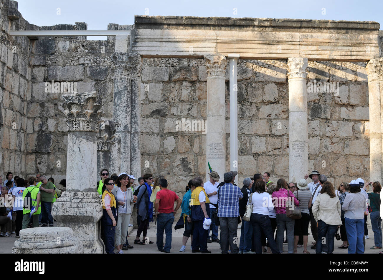 Les touristes à l'intérieur de ruines de l'ancienne synagogue du 4ème siècle, Capernaüm, Galilée, Israël, Asie, Moyen Orient Banque D'Images