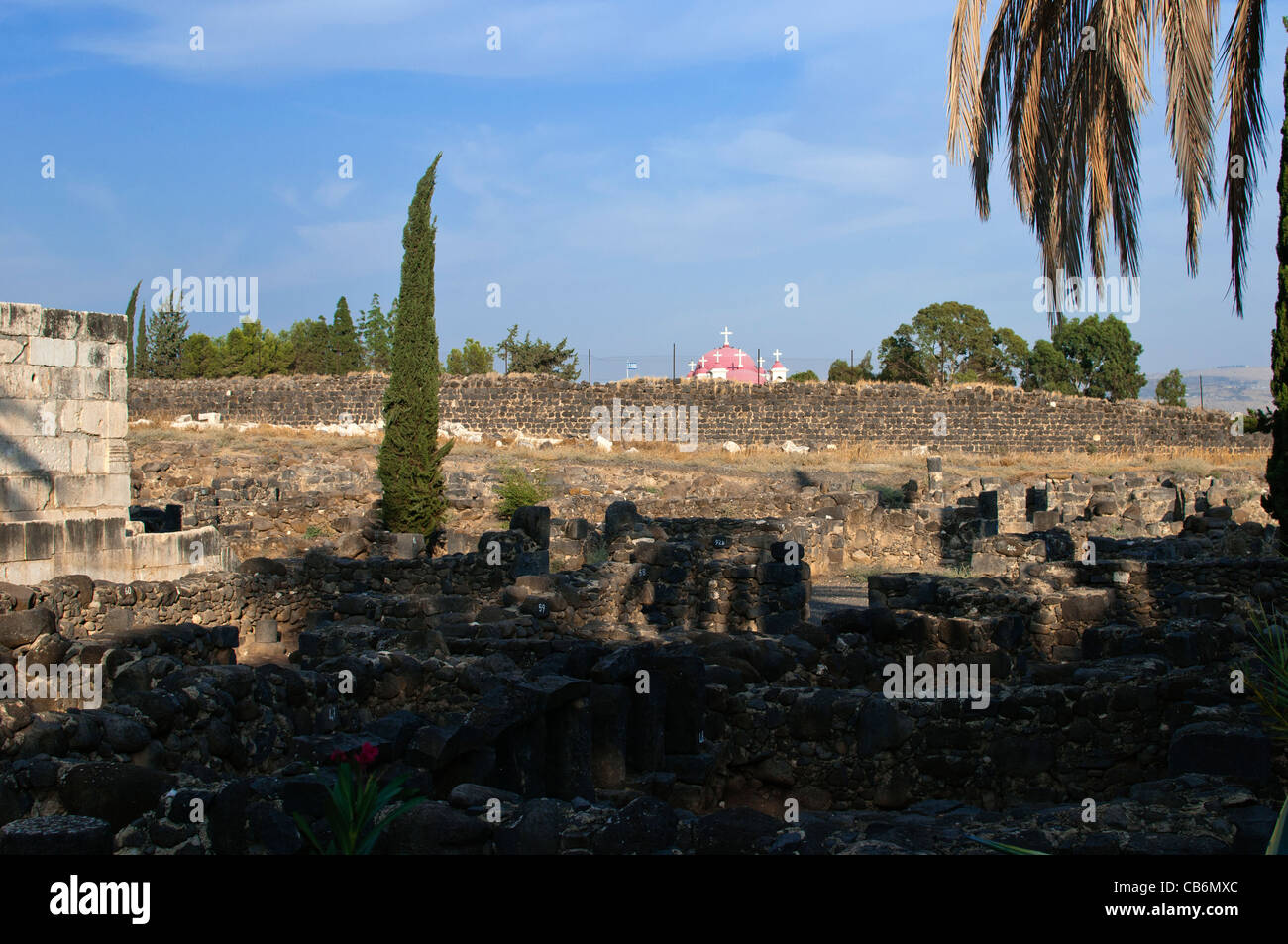 Ruines de Capharnaüm avec vue sur l'Eglise orthodoxe grecque dans la distance, Galilée, Israël, Asie, Moyen Orient Banque D'Images