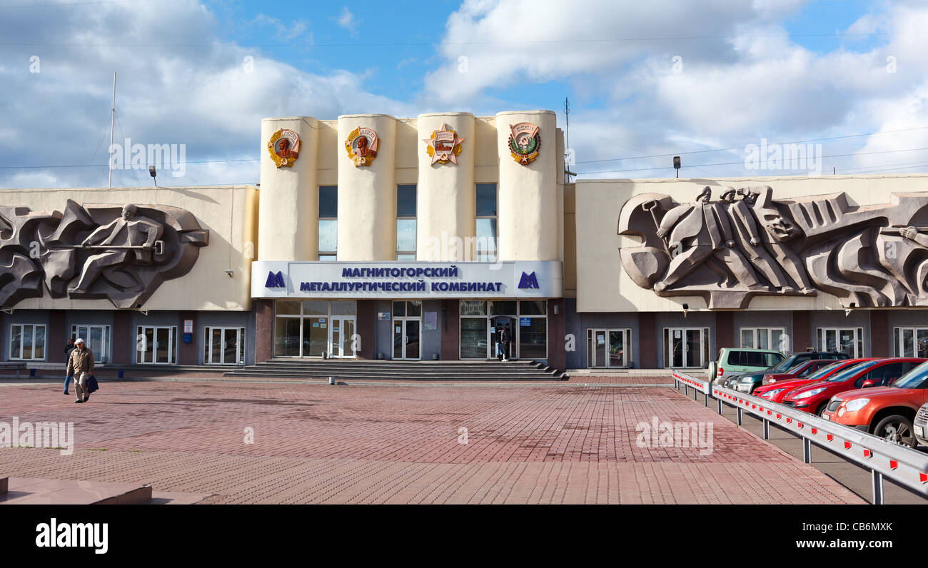 Passage principal de la moissonneuse-batteuse métallurgique de Magnitogorsk en Russie. Magnitogorsk Iron and Steel Works Banque D'Images