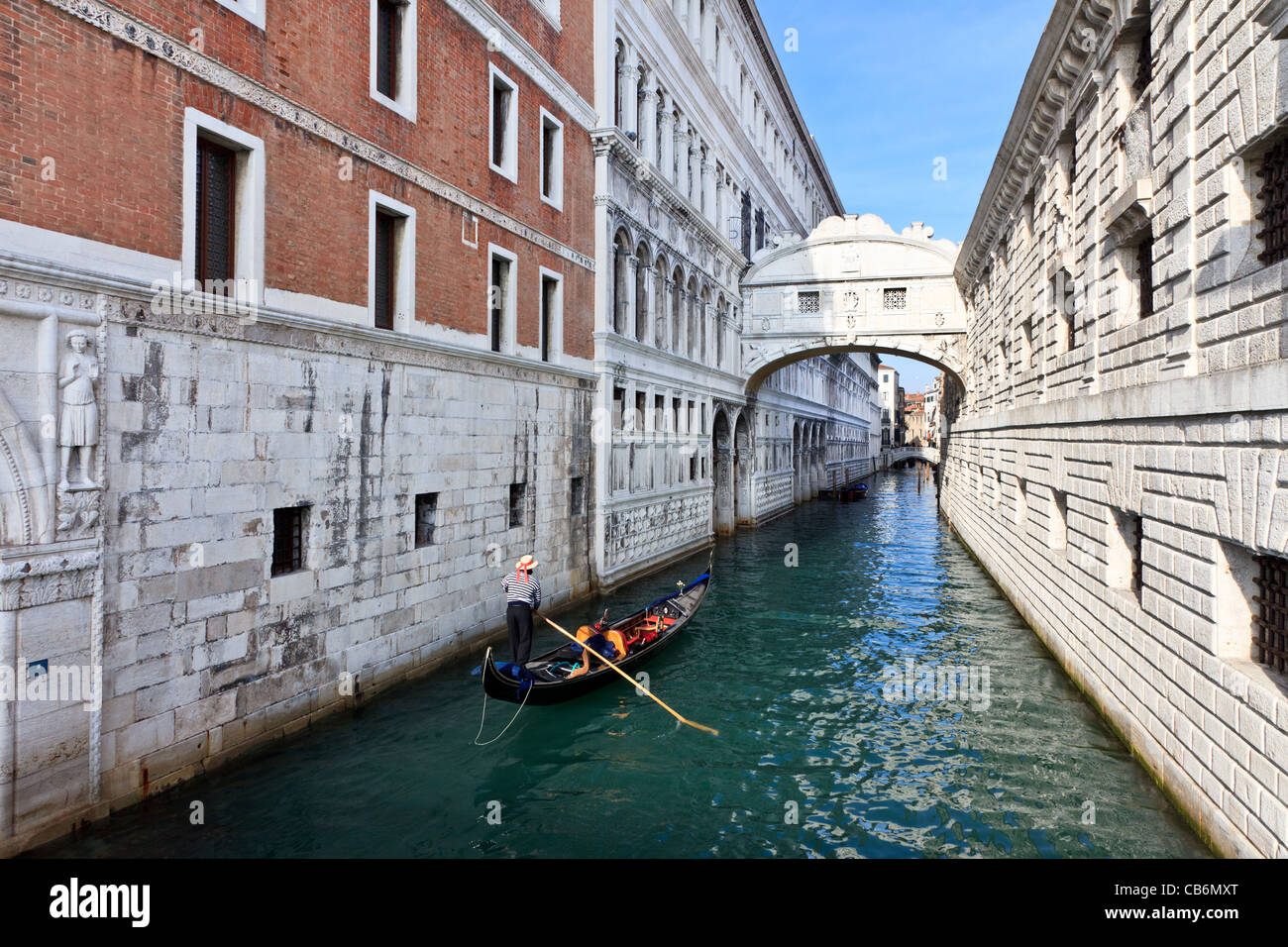 Gondola près de pont des Soupirs, Venise, Italie Banque D'Images