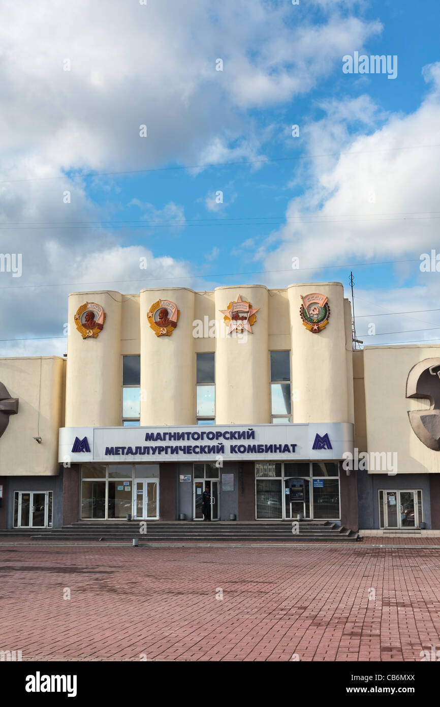 Passage principal de la moissonneuse-batteuse métallurgique de Magnitogorsk en Russie. Magnitogorsk Iron and Steel Works Banque D'Images