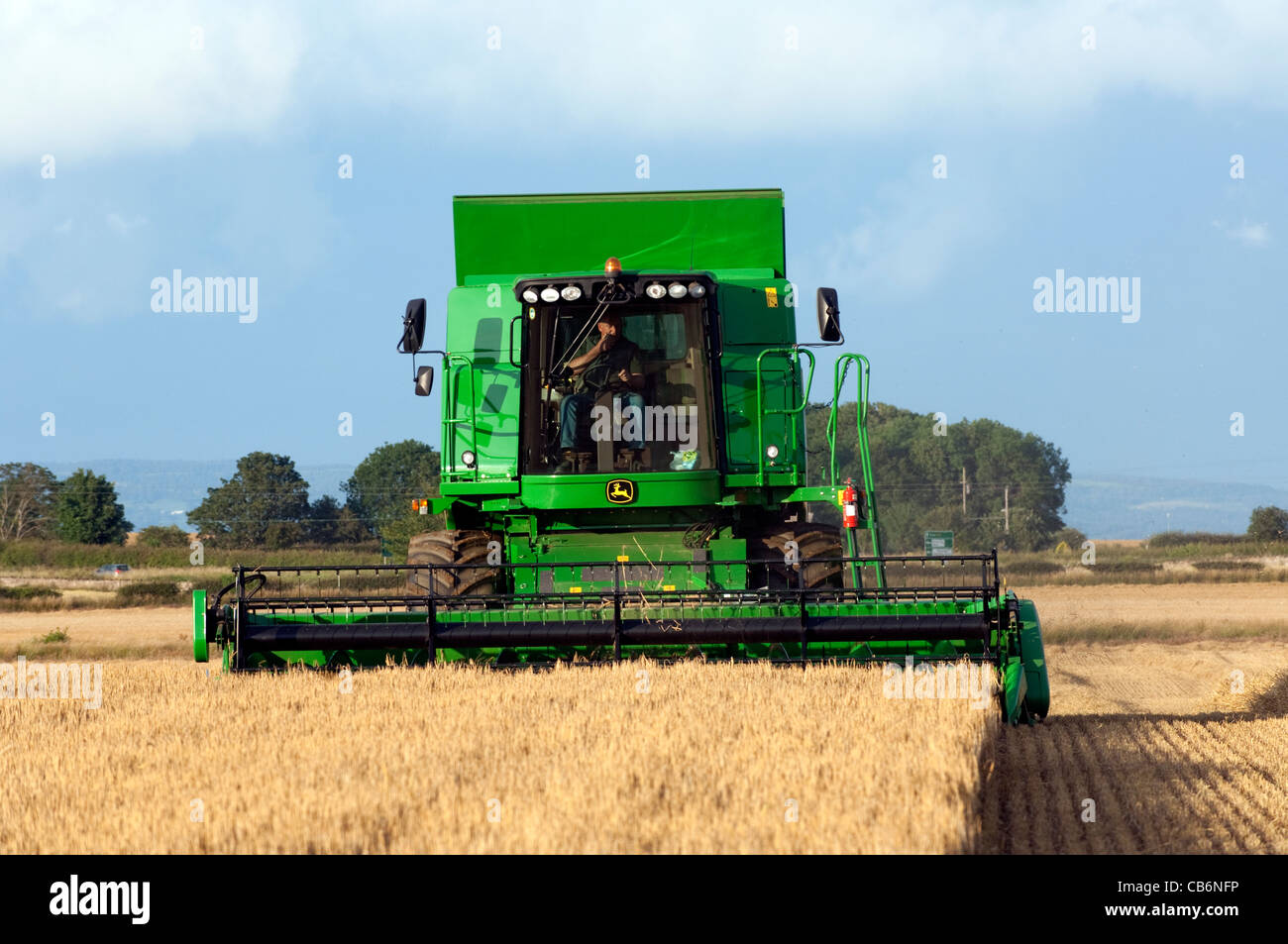 La récolte d'orge avec John Deere T560 moissonneuse-batteuse. Banque D'Images