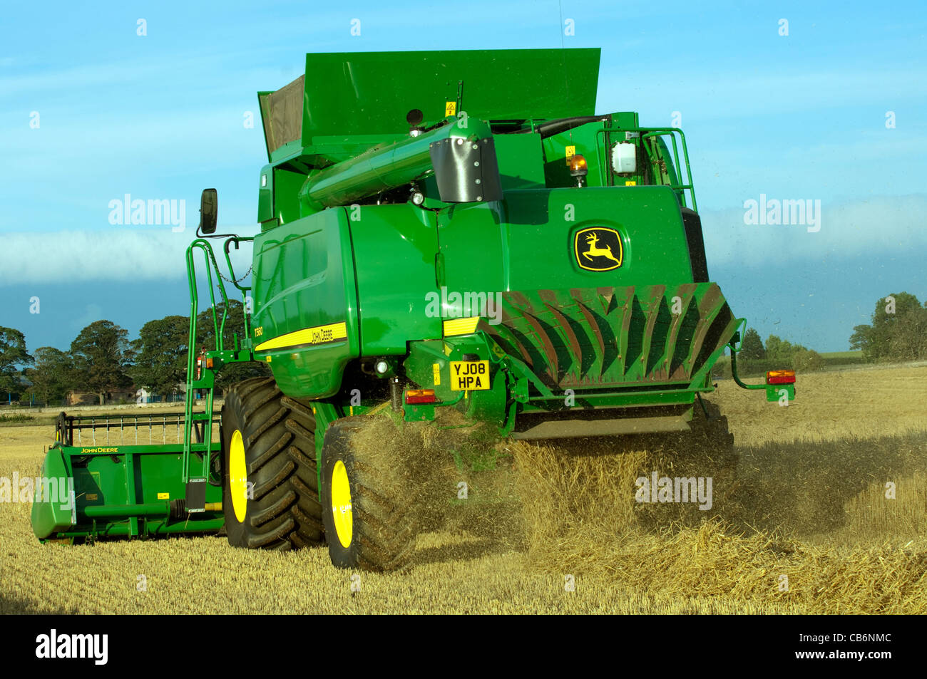 La balle et la paille provenant de l'arrière de la moissonneuse-batteuse John Deere. Banque D'Images