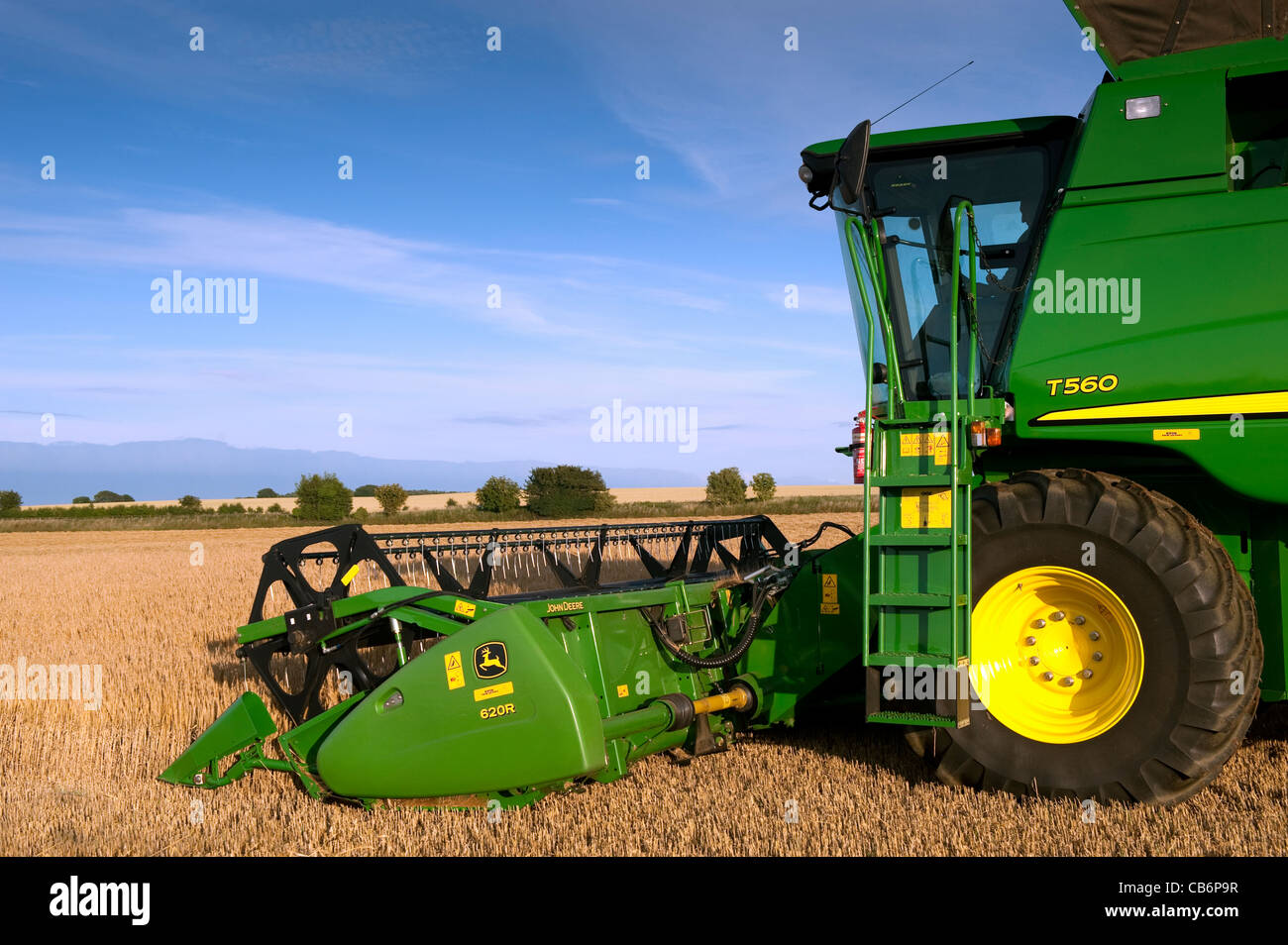 La récolte d'orge avec John Deere T560 moissonneuse-batteuse. Banque D'Images