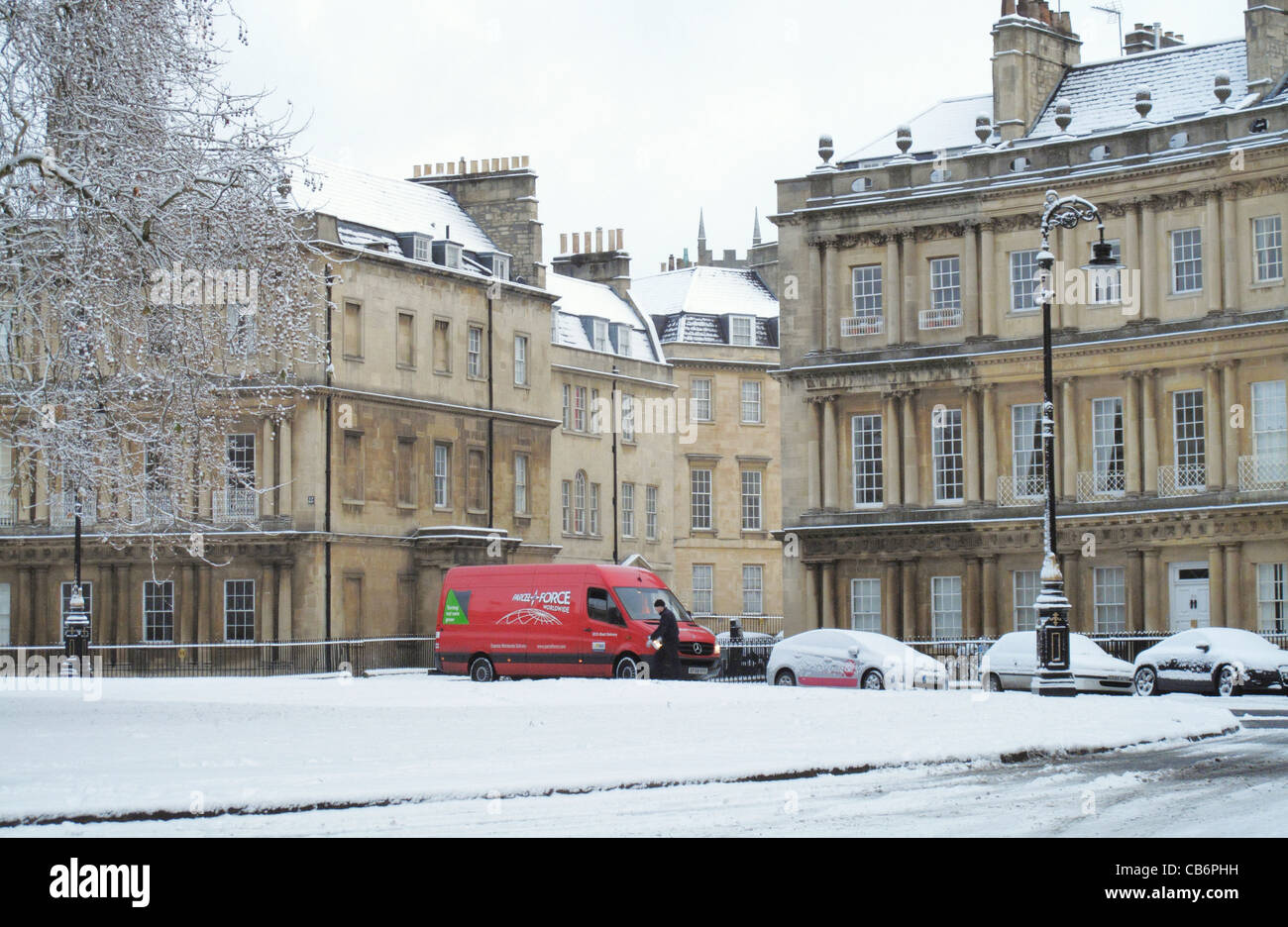 Livraison de colis vigueur dans la neige au Cirque Royal Bath Somerset England UK Banque D'Images