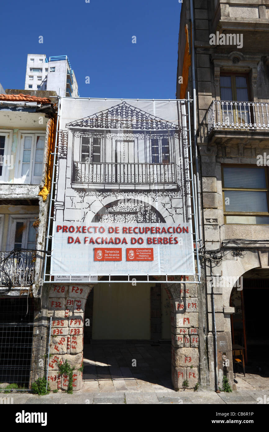 Panneau en langue galicienne sur Fachada do Berbes, un bâtiment historique qui est restauré le long de la promenade du port , Vigo , Galice , Espagne Banque D'Images