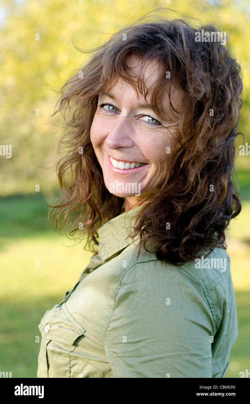 Une couleur portrait of a happy smiling femme dans la quarantaine. Banque D'Images