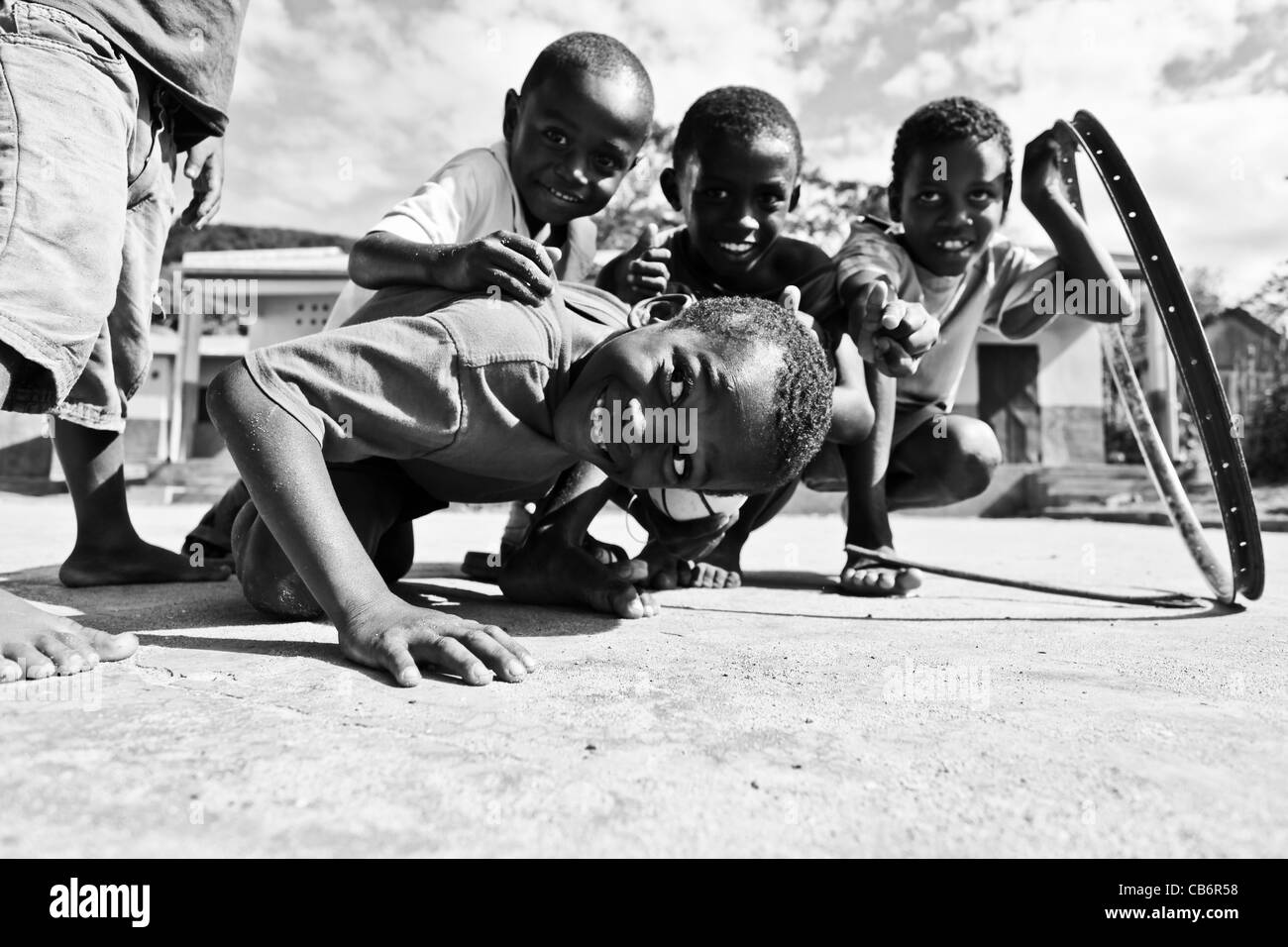 Un groupe d'enfants, tous des garçons, 4-10 ans, sourire et poser pour la caméra dans Nosy Komba (Madagascar). Banque D'Images