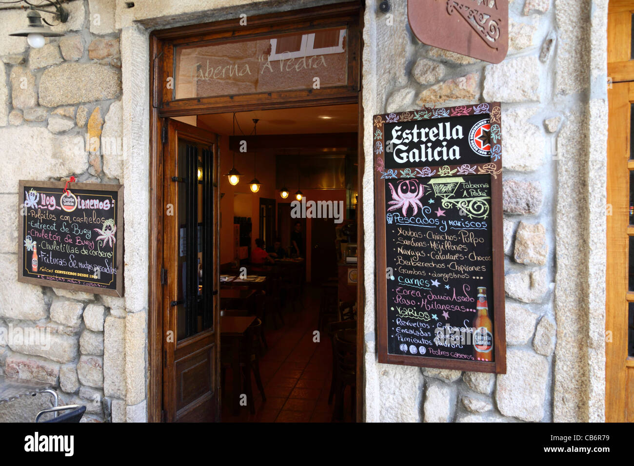 Menu sur mur à l'extérieur cafe à Casco Viejo / Vieille Ville historique , Vigo , Galice , Espagne Banque D'Images