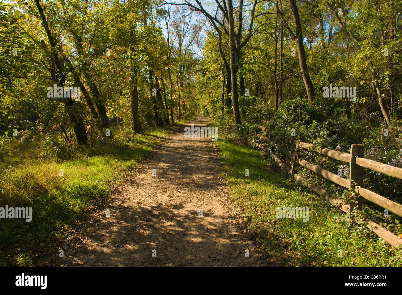 Trail le long de la D&R (Delaware et Raritan) Canal dans le New Jersey au début de l'automne Banque D'Images