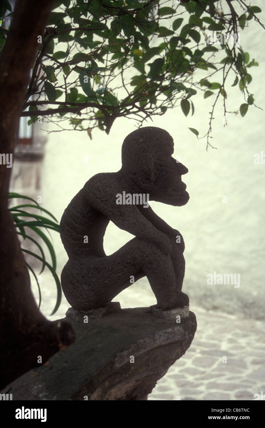 Vue latérale d'une sculpture en pierre homme assis sur le terrain de la Museo Dolores Olmedo Patino museum, Mexico, Mexique Banque D'Images