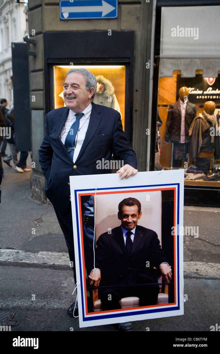 L'homme tenant une photo de Nicolas Sarkozy dans la rue de Rome, Italie Banque D'Images
