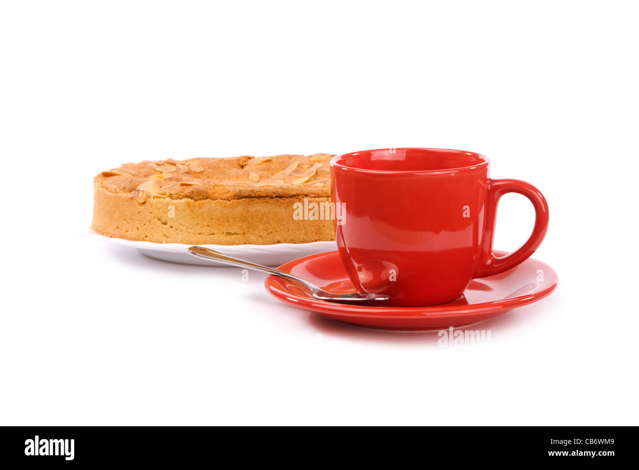 Tasse rouge et pie isolé sur fond blanc Banque D'Images
