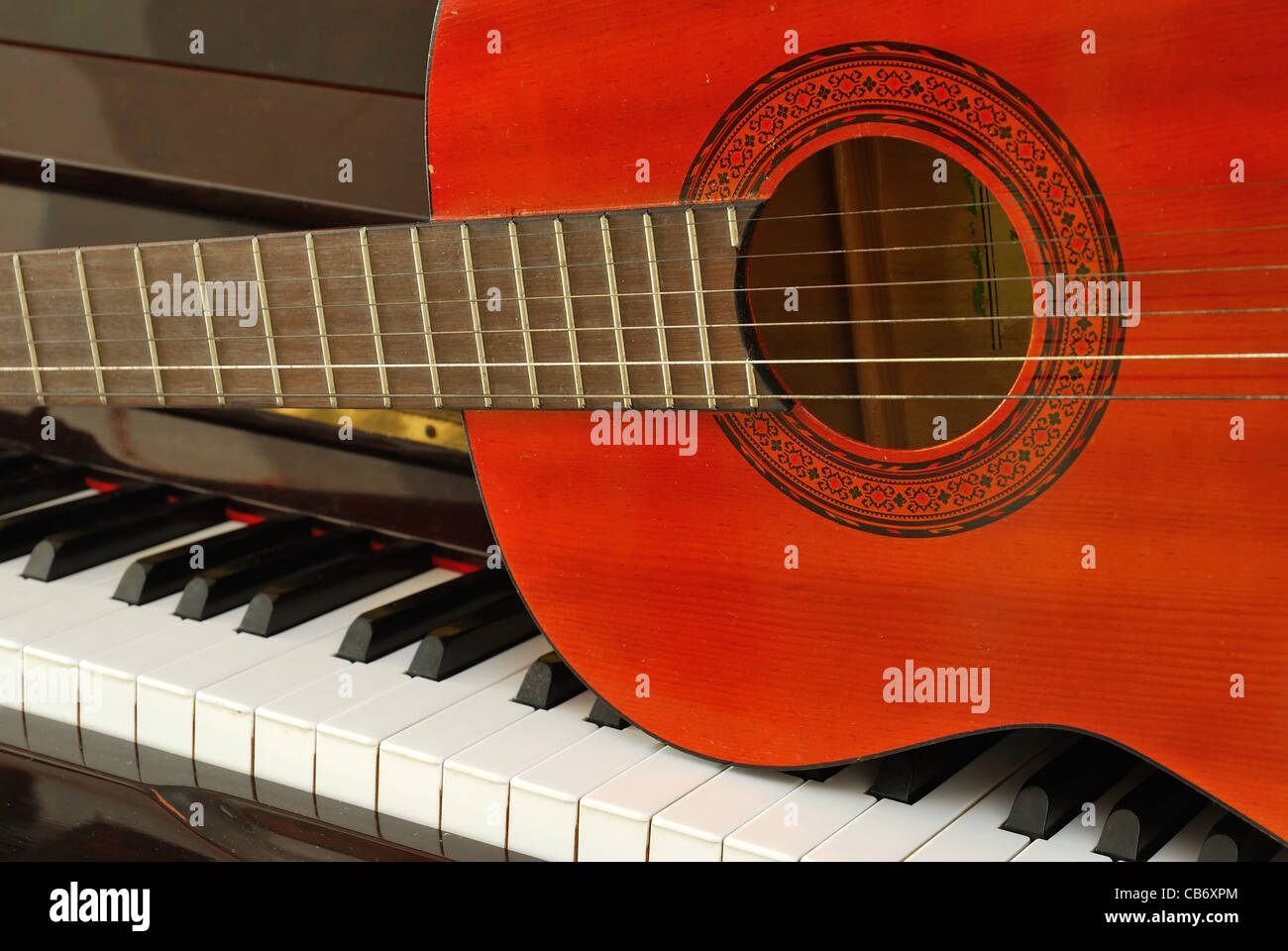Guitare acoustique sur le clavier de piano. Pour des concepts comme la  composition de la musique et de la créativité Photo Stock - Alamy
