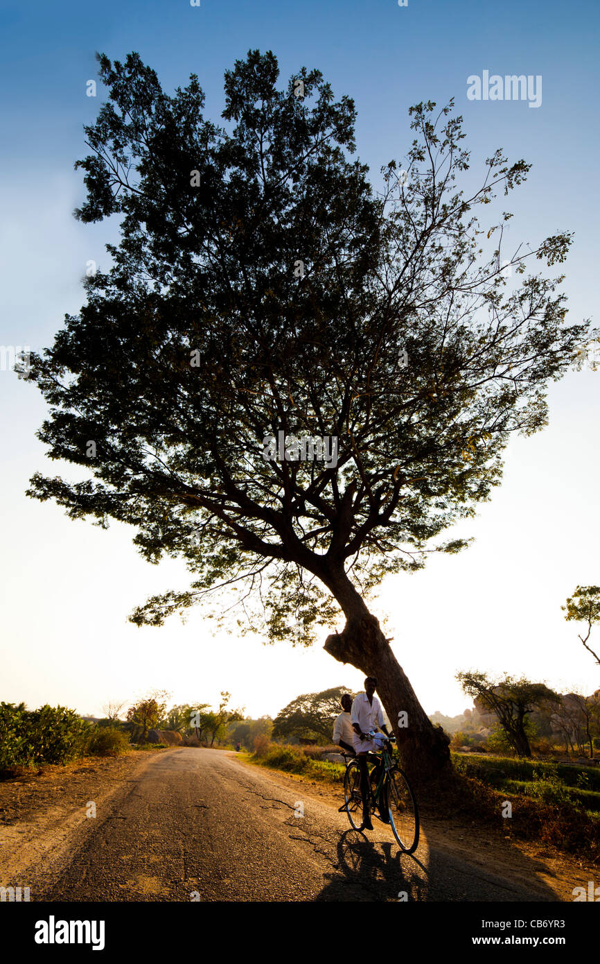 Ruines de Hampi religion street bike arbre ombre hommes Banque D'Images