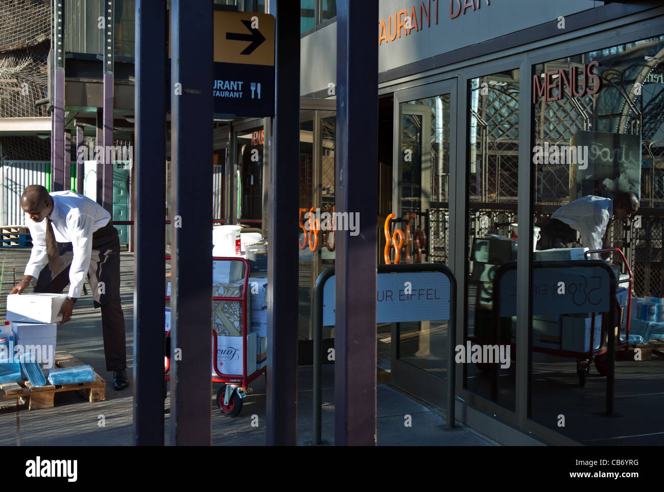 Paris, travaille dans le bar-restaurant à l'intérieur de la Tour Eiffel Banque D'Images