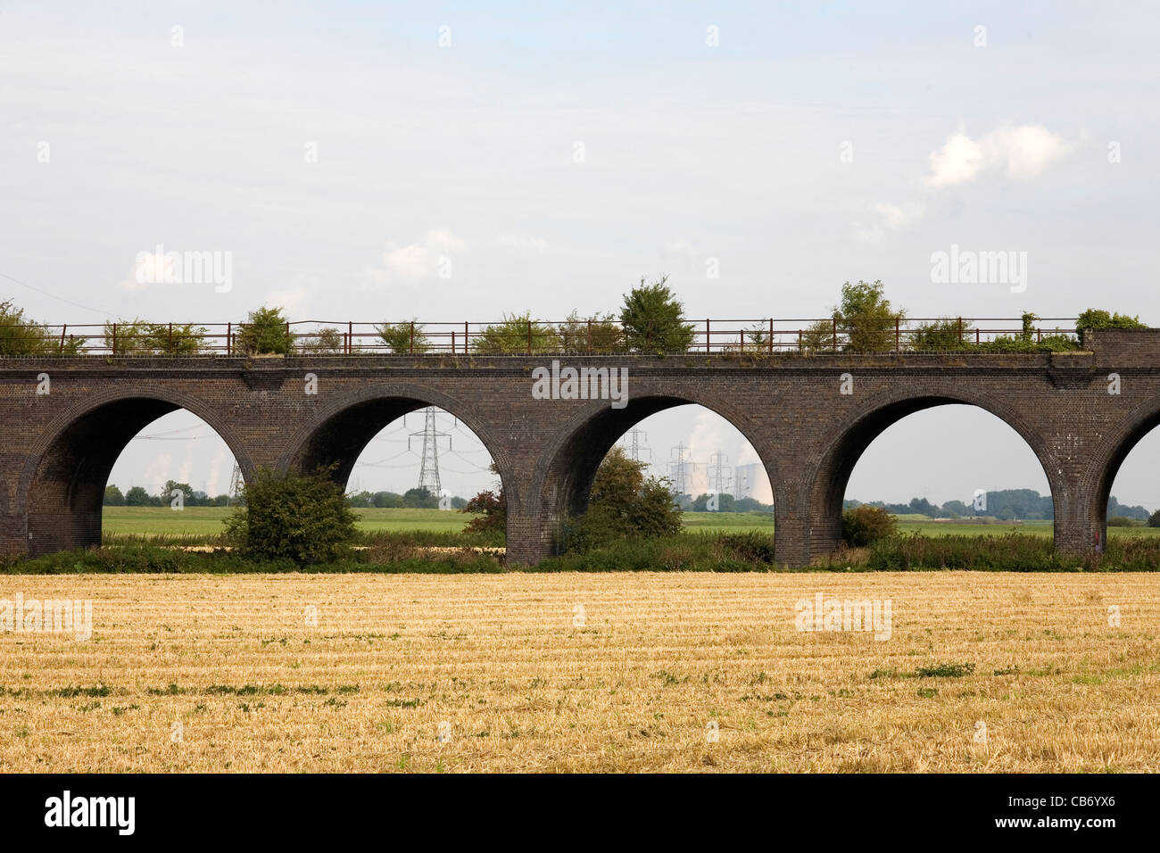 La passerelle et le charbon Powered Power Station Banque D'Images