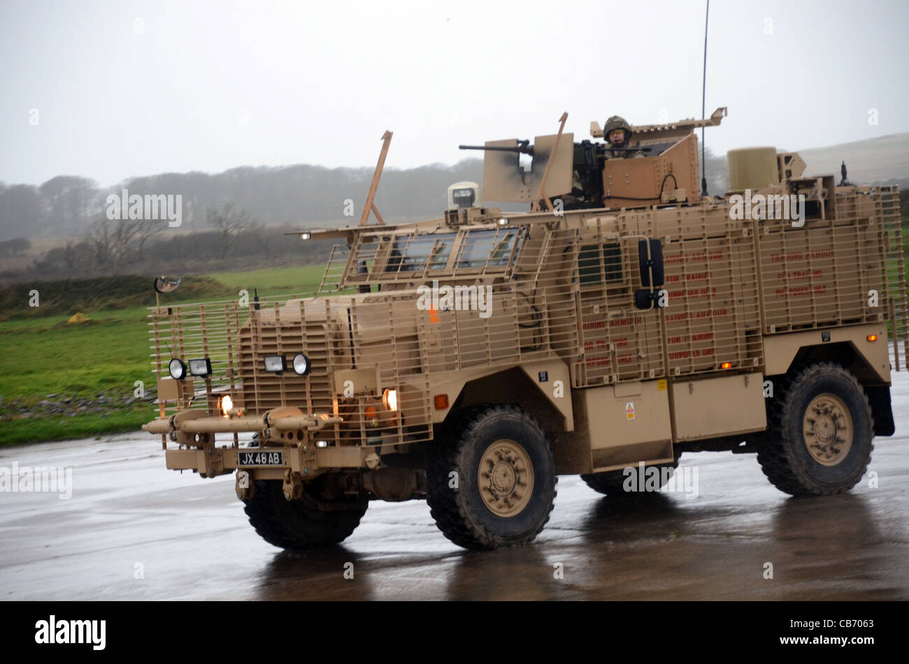 Formation des gardes gallois pour l'Afghanistan avec crête dorsale en tir castlemartin, West Wales Ridgback blindé à carr Banque D'Images