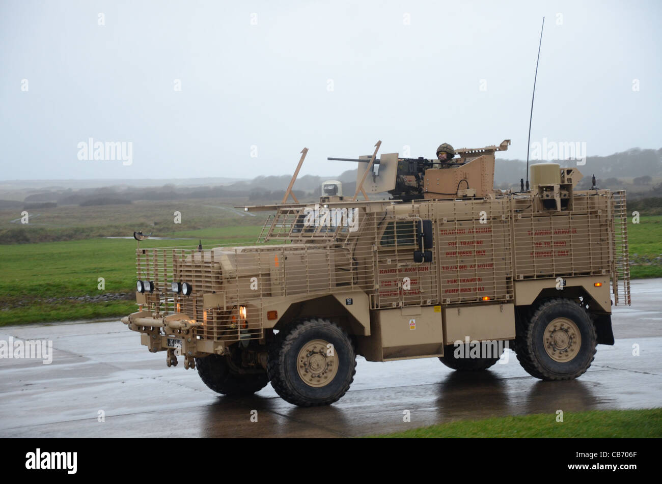 Formation des gardes gallois pour l'Afghanistan avec crête dorsale en tir castlemartin, West Wales Ridgback blindé à carr Banque D'Images