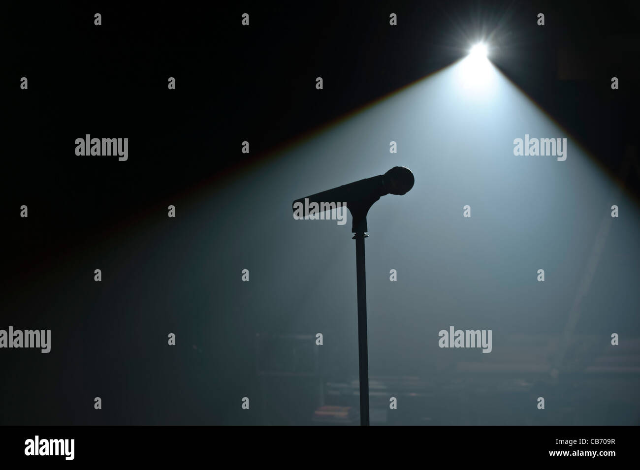 Microphone allumé sur place et de se présenter sur une scène vide Banque D'Images