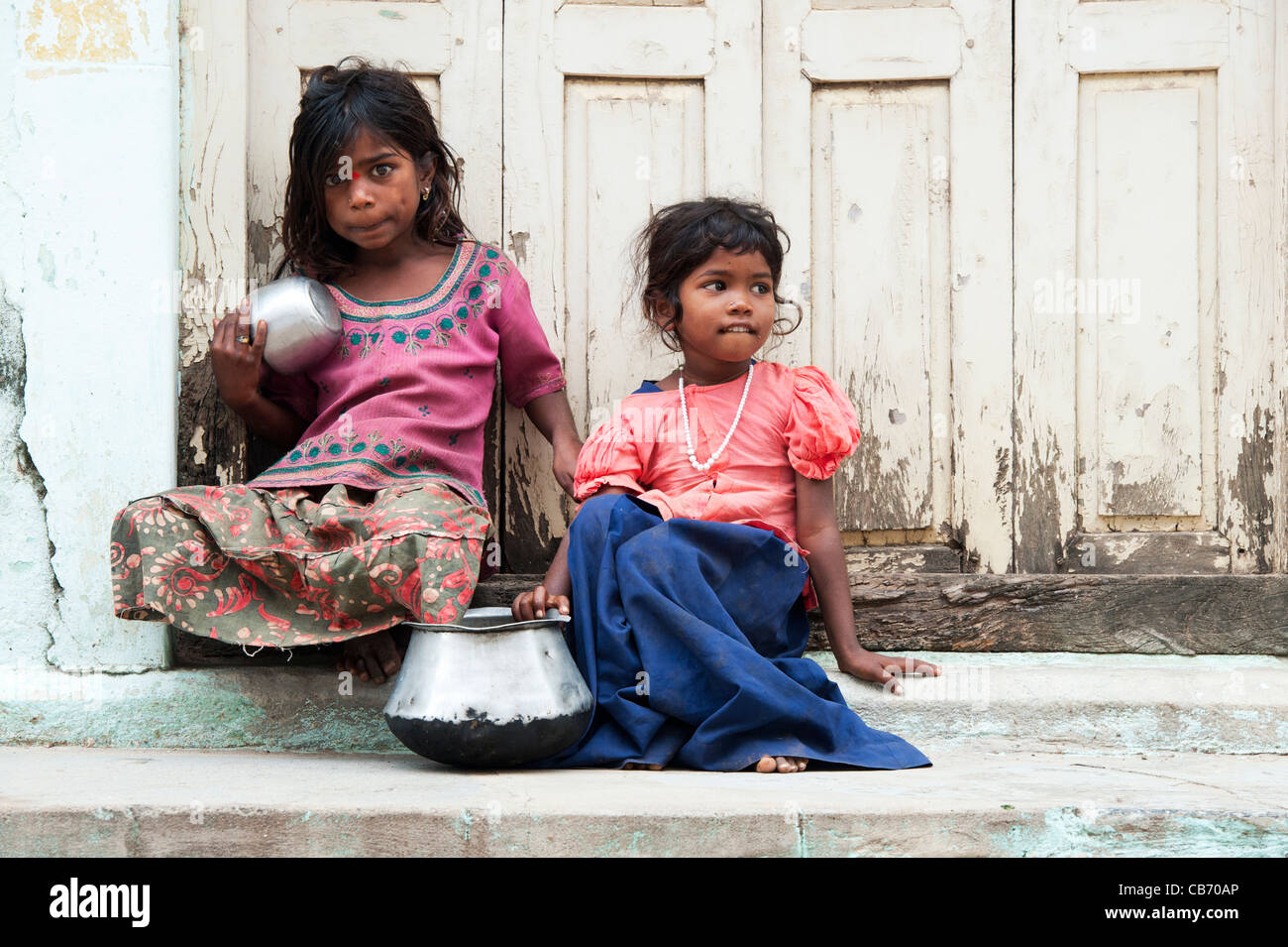 Les Indiens pauvres filles nomades mendiant assis sur un indien de mendicité. L'Andhra Pradesh, Inde Banque D'Images