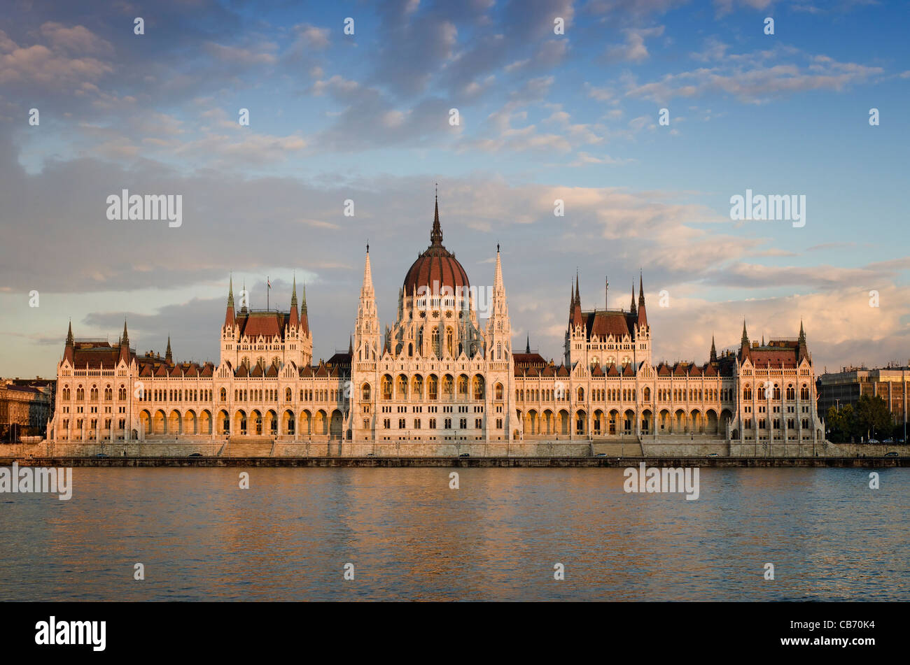 Budapest, le Parlement hongrois s'appuyant sur le ravageur du Danube Banque D'Images