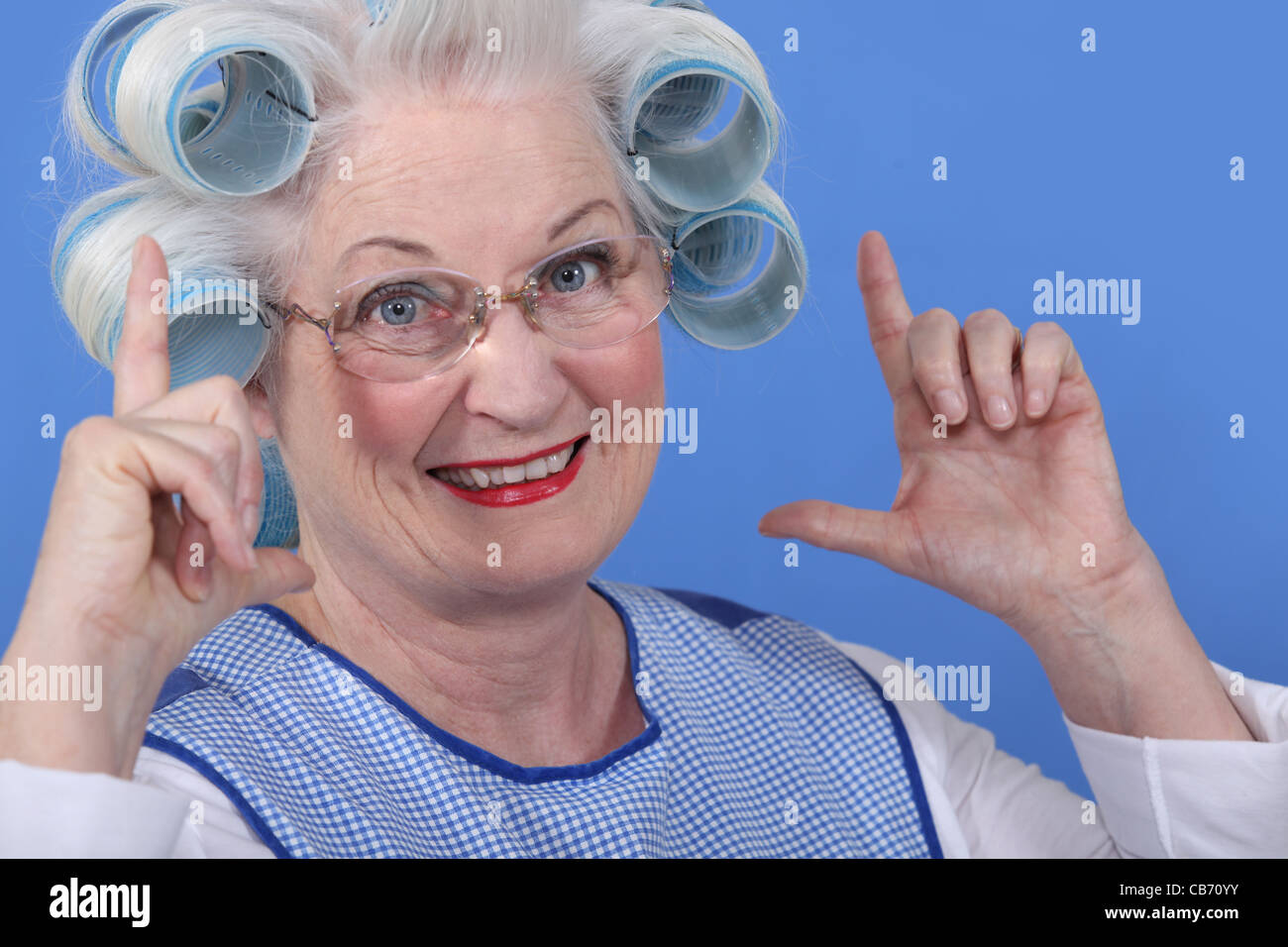 Granny avec ses cheveux en rouleaux Banque D'Images