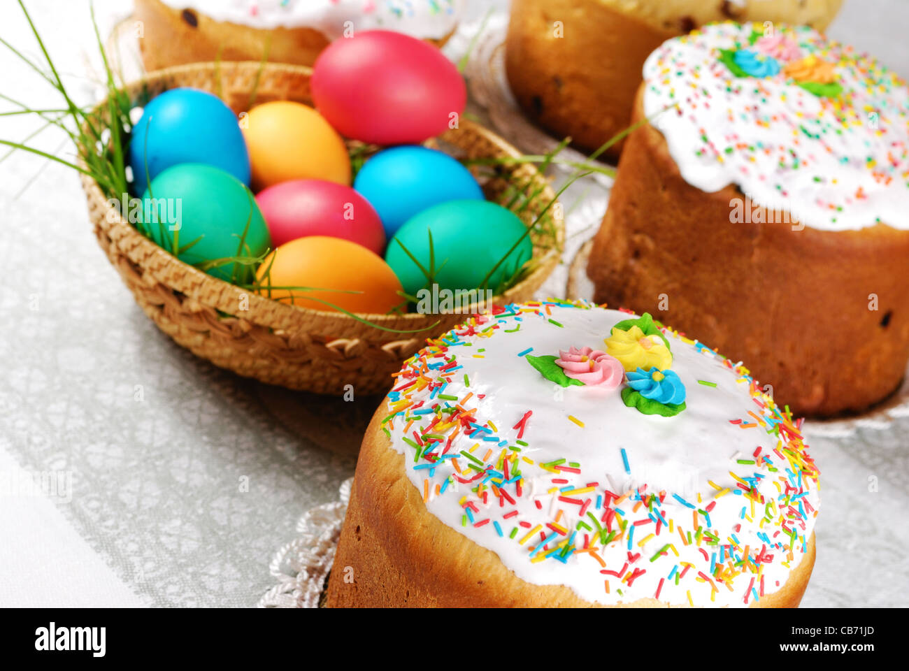 Les oeufs de Pâques et des gâteaux sur le fond lumineux Banque D'Images