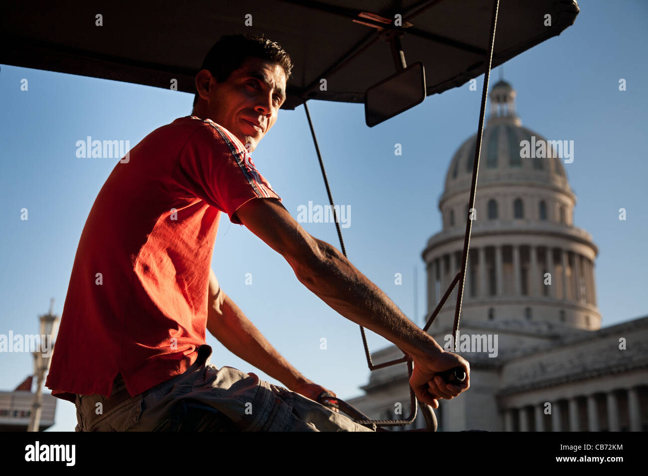 La vie de la rue, un Bicitaxi 'pilote' en face de l'Capitolio, La Havane (La Habana, Cuba) Banque D'Images