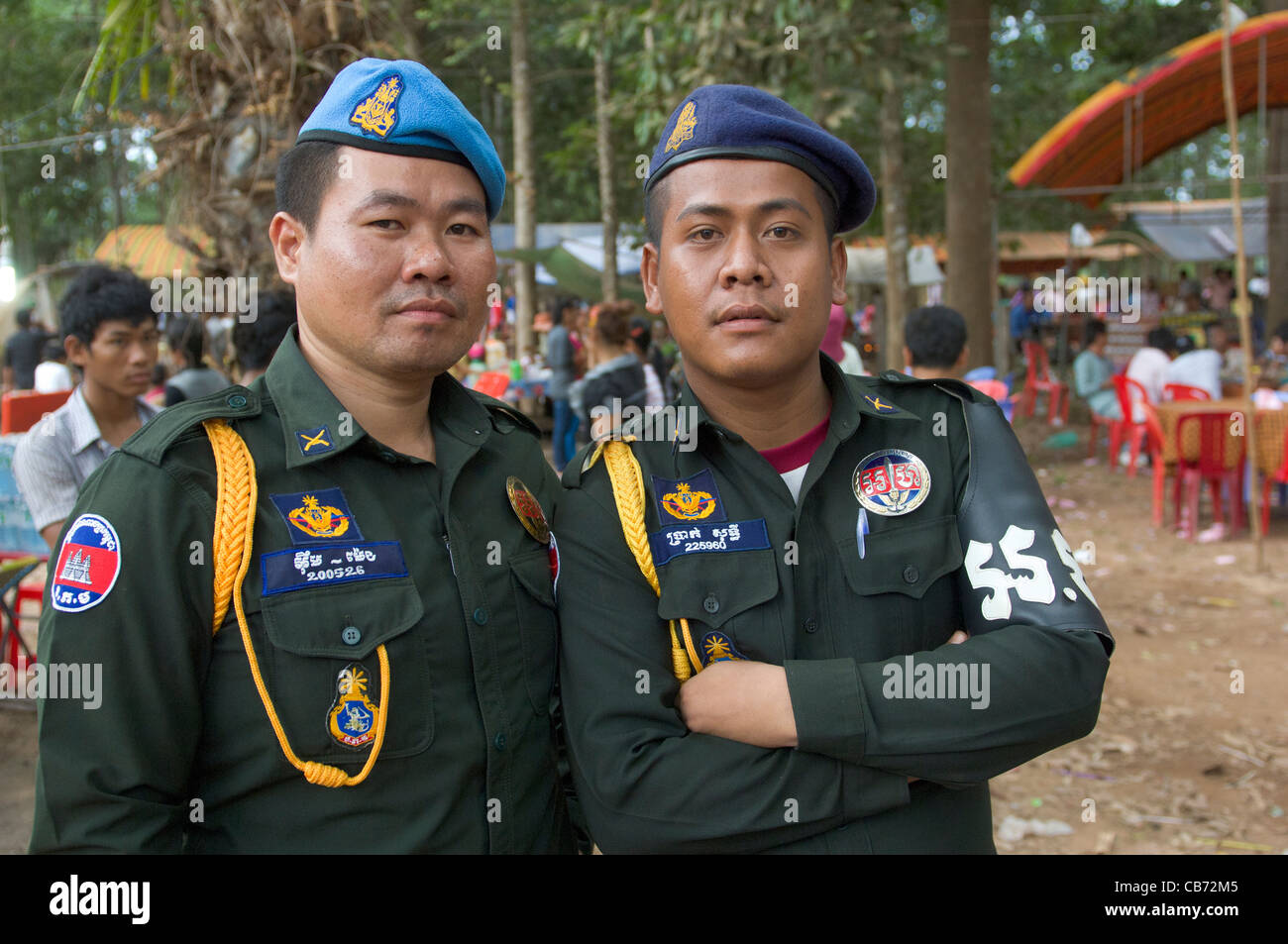 Deux policiers cambodgiens lors d'une fête de village, nouvel an cambodgien (Chaul Chnam Thmey), Bakong Village, Siem Reap, Cambodge Banque D'Images