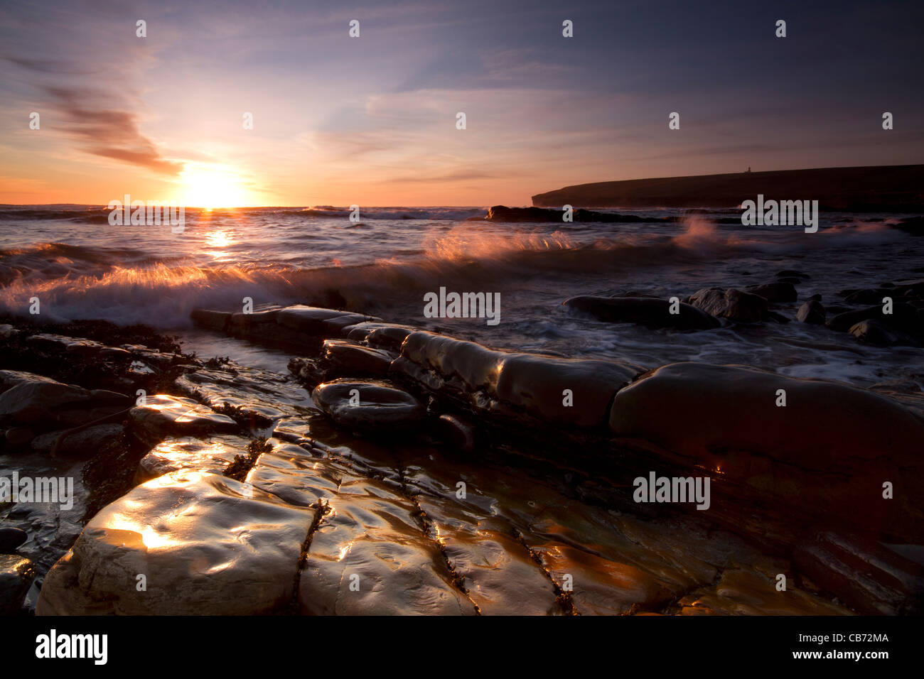 Orcades, Brough de Birsay coucher du soleil Banque D'Images