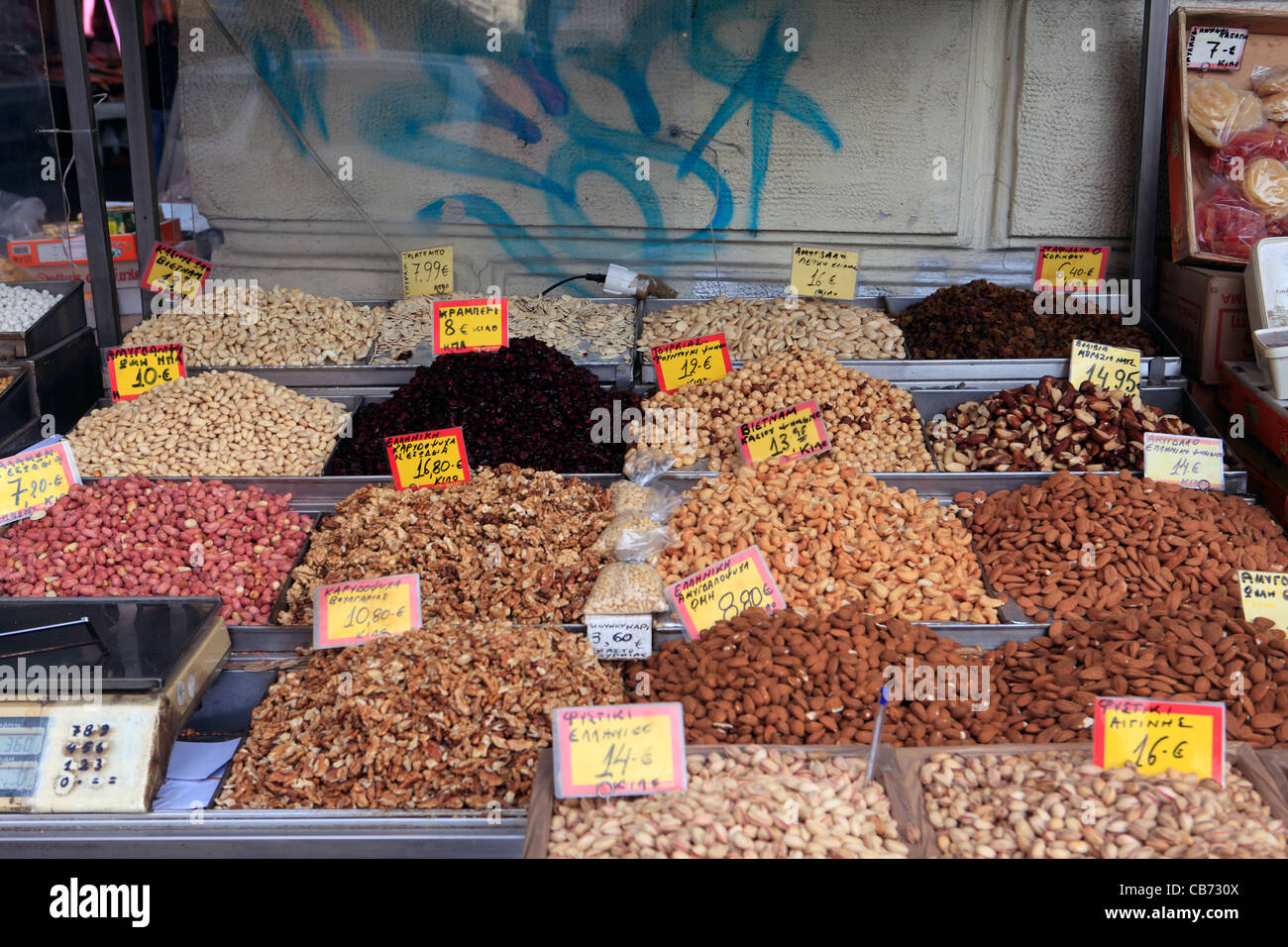 Grèce Athènes Plaka un magasin de vente de divers types de noix Banque D'Images