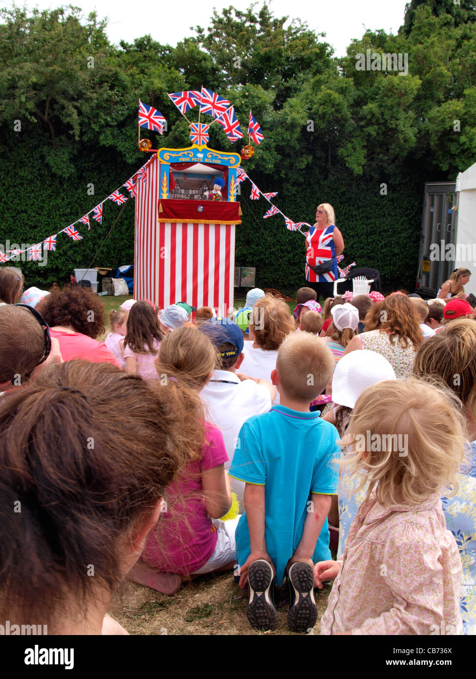 Les enfants regardant un Punch and Judy Show, Devon, UK Banque D'Images