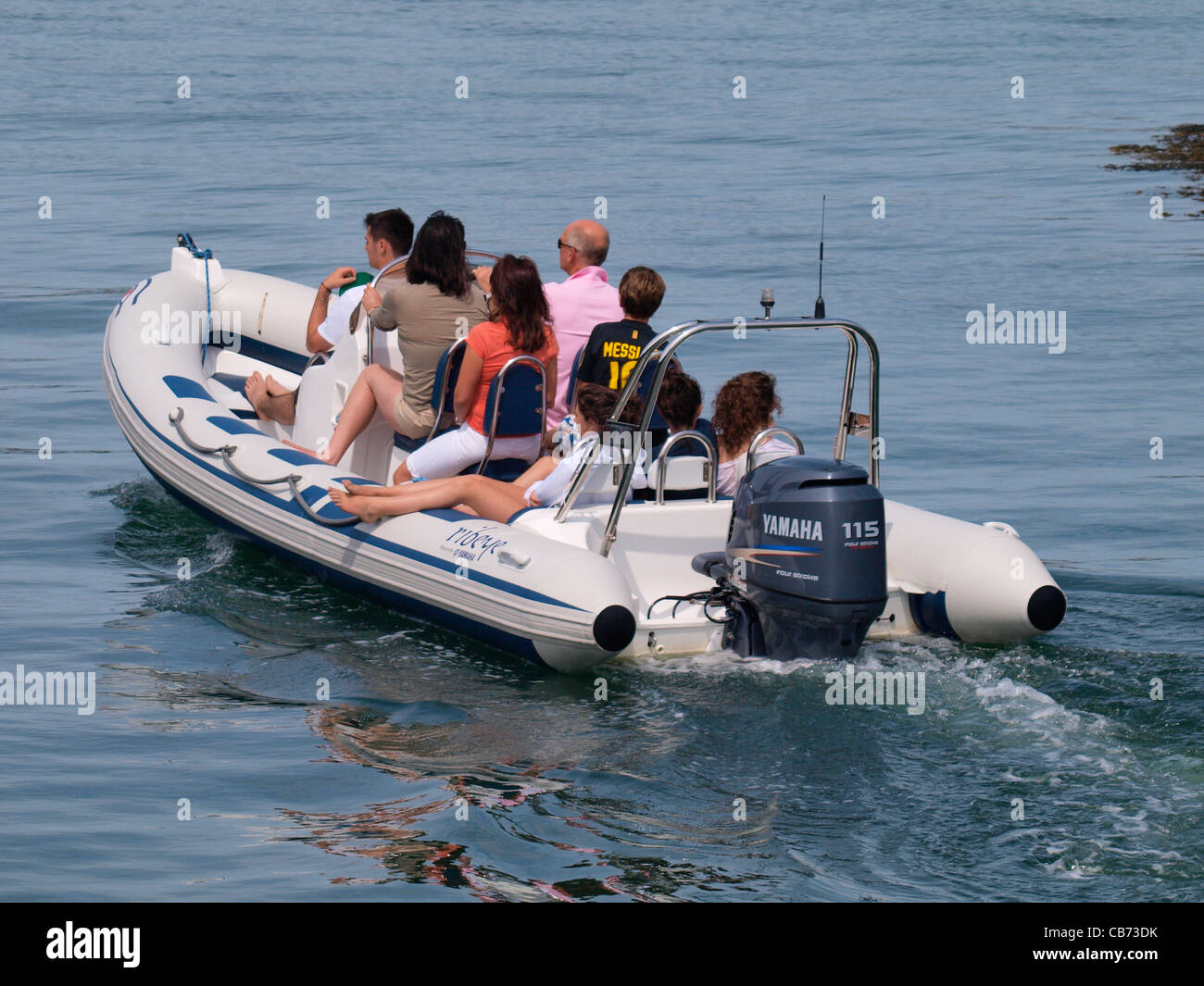 Famille sur un bateau de vitesse, UK Banque D'Images