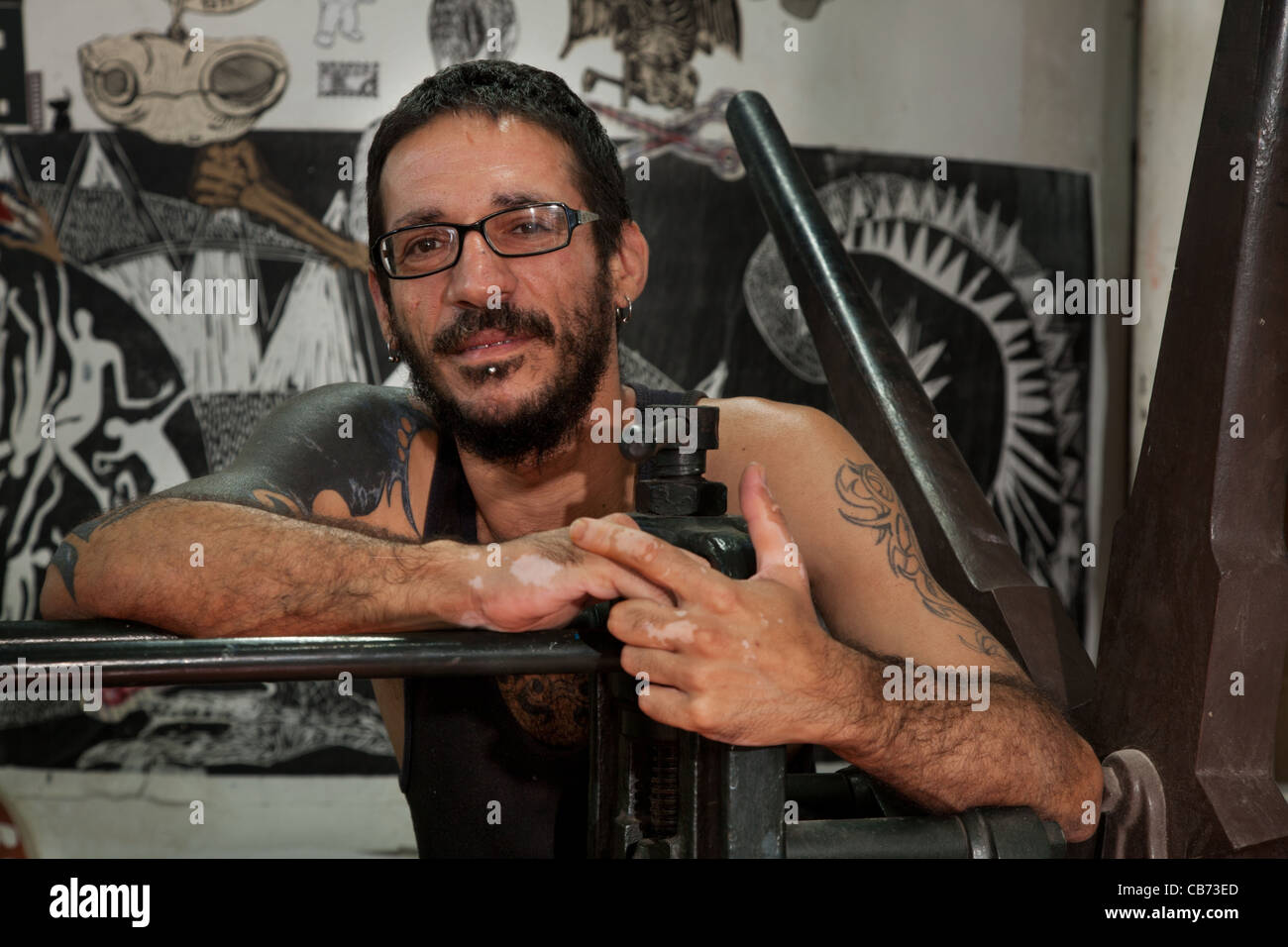 Daniel, un graveur à l'échelle nationale Porto Carrero atelier École de gravure, La Havane (La Habana, Cuba) Banque D'Images