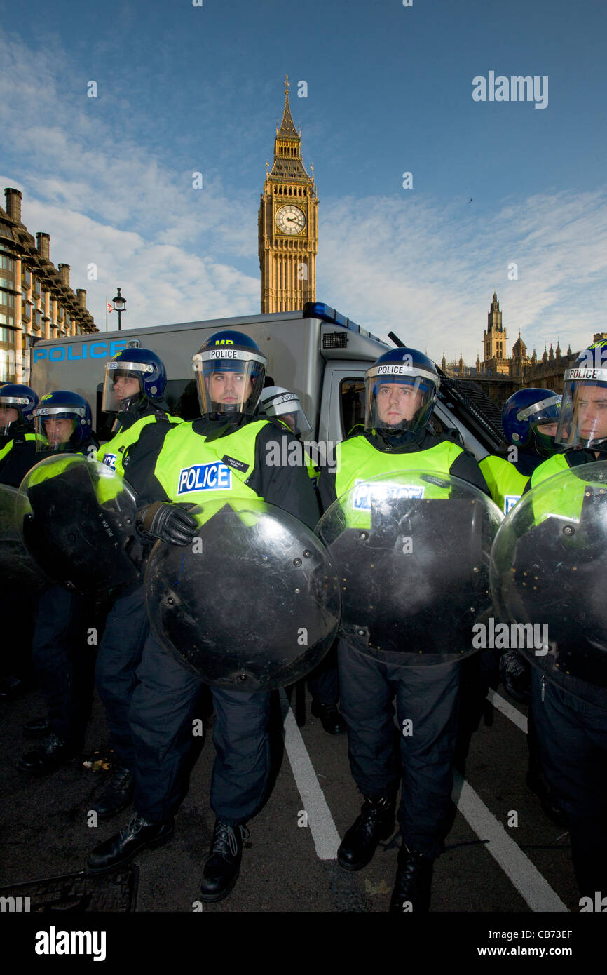 La ligne de la police anti-émeute gardant les chambres du Parlement, jour X3 Manifestation étudiante, Londres, Angleterre Banque D'Images