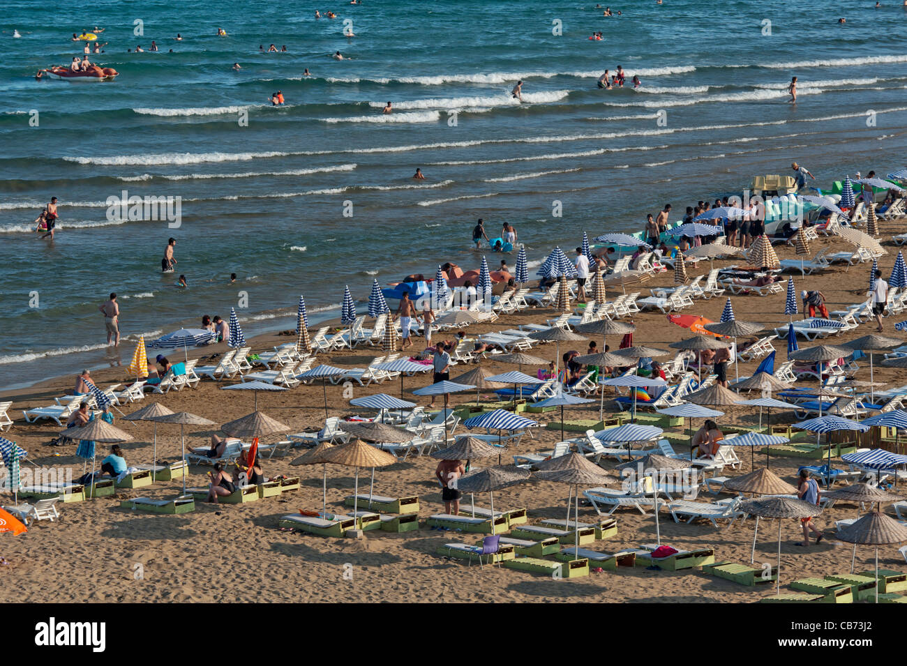 Les touristes à Kiz Kalesi Castle Beach Erdemli Mersin Turquie Banque D'Images
