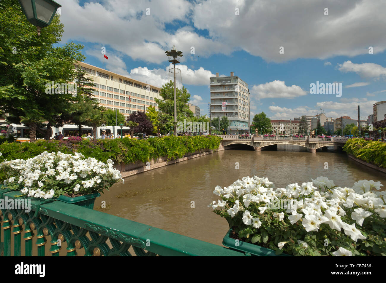 Rivière Porsuk et ville d'Eskisehir Turquie scène Banque D'Images