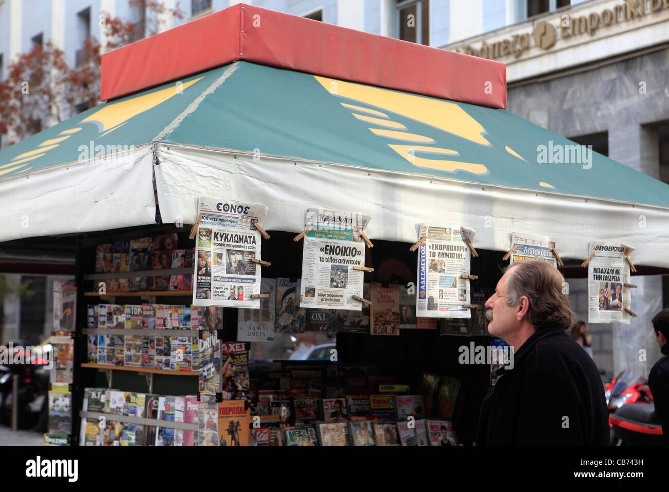 Grèce Athènes un kiosque journaux affichage Banque D'Images