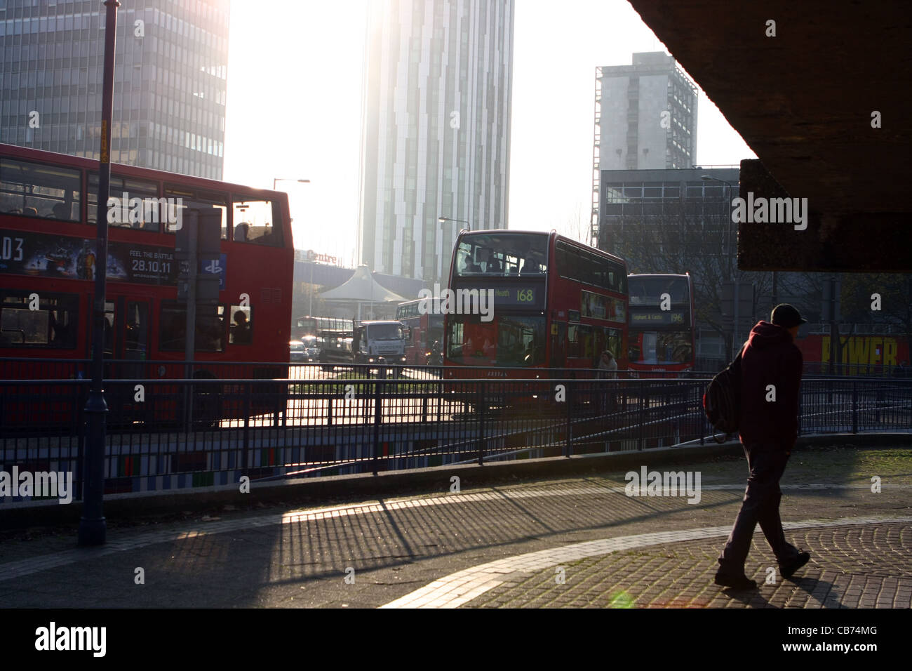 Vue vers le soleil de la partie de l'éléphant et Château à Londres avec un homme marche en avant-plan Banque D'Images