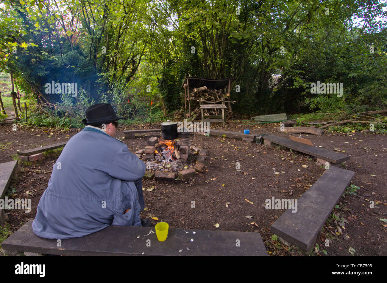 Une soupe de cuisiniers bénévoles sur un feu ouvert sur jour de St Anne's Community Orchard, Nottingham Banque D'Images