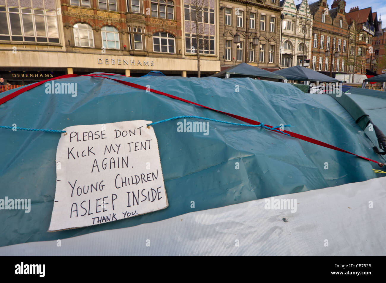 Un avis écrit à la main sur la tente, une partie de la protestation de Nottingham occupent. Banque D'Images
