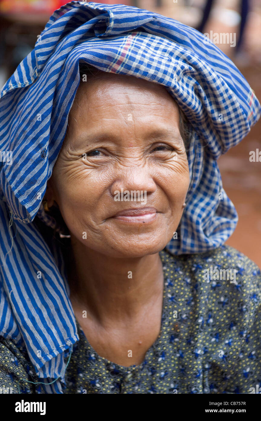 Portrait of smiling âgées femme cambodgienne dans un krama bleu à une fête de village, nouvel an cambodgien (Chaul Chnam Thmey), Bakong Village, Siem Reap, Cambodge Banque D'Images