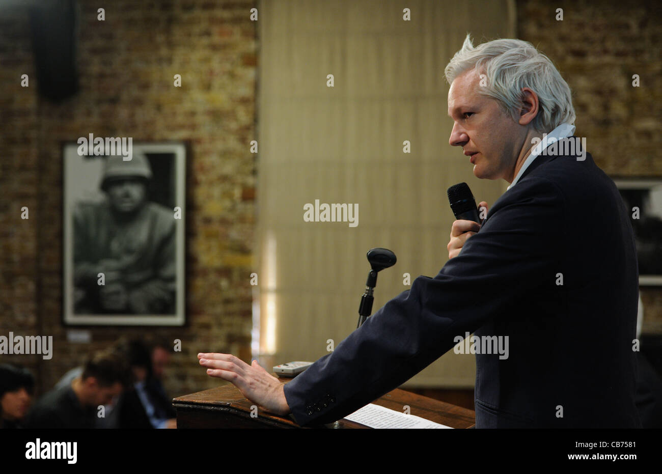 Le fondateur de WikiLeaks Julian Assange s'exprime lors d'une conférence de presse de WikiLeaks au Frontline Club de Londres, Royaume-Uni Le lundi 24 oct. Banque D'Images