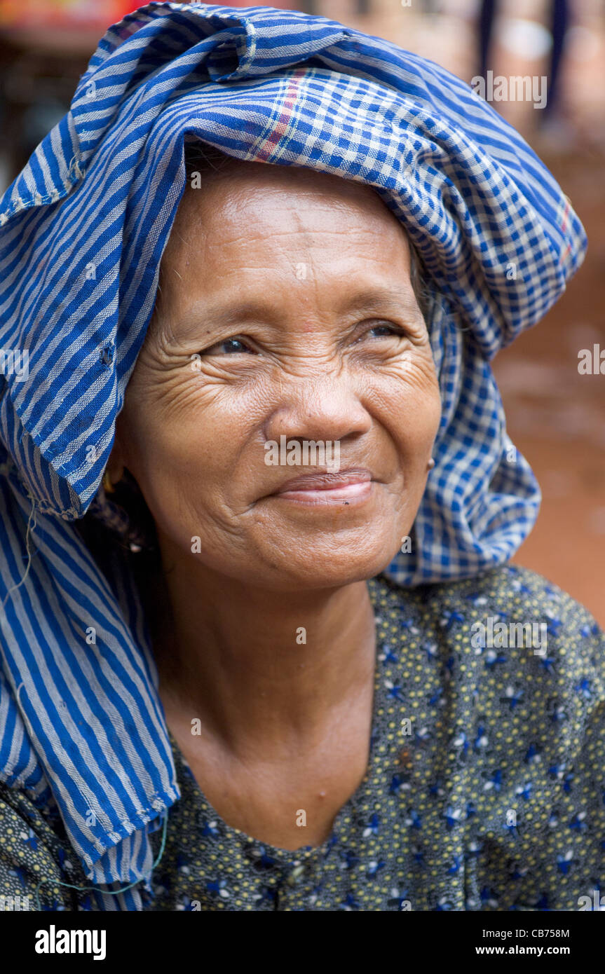 Portrait of smiling Cambodian woman in blue krama au village festival, nouvel an cambodgien (Chaul Chnam Thmey), Bakong Village, Siem Reap, Cambodge Banque D'Images