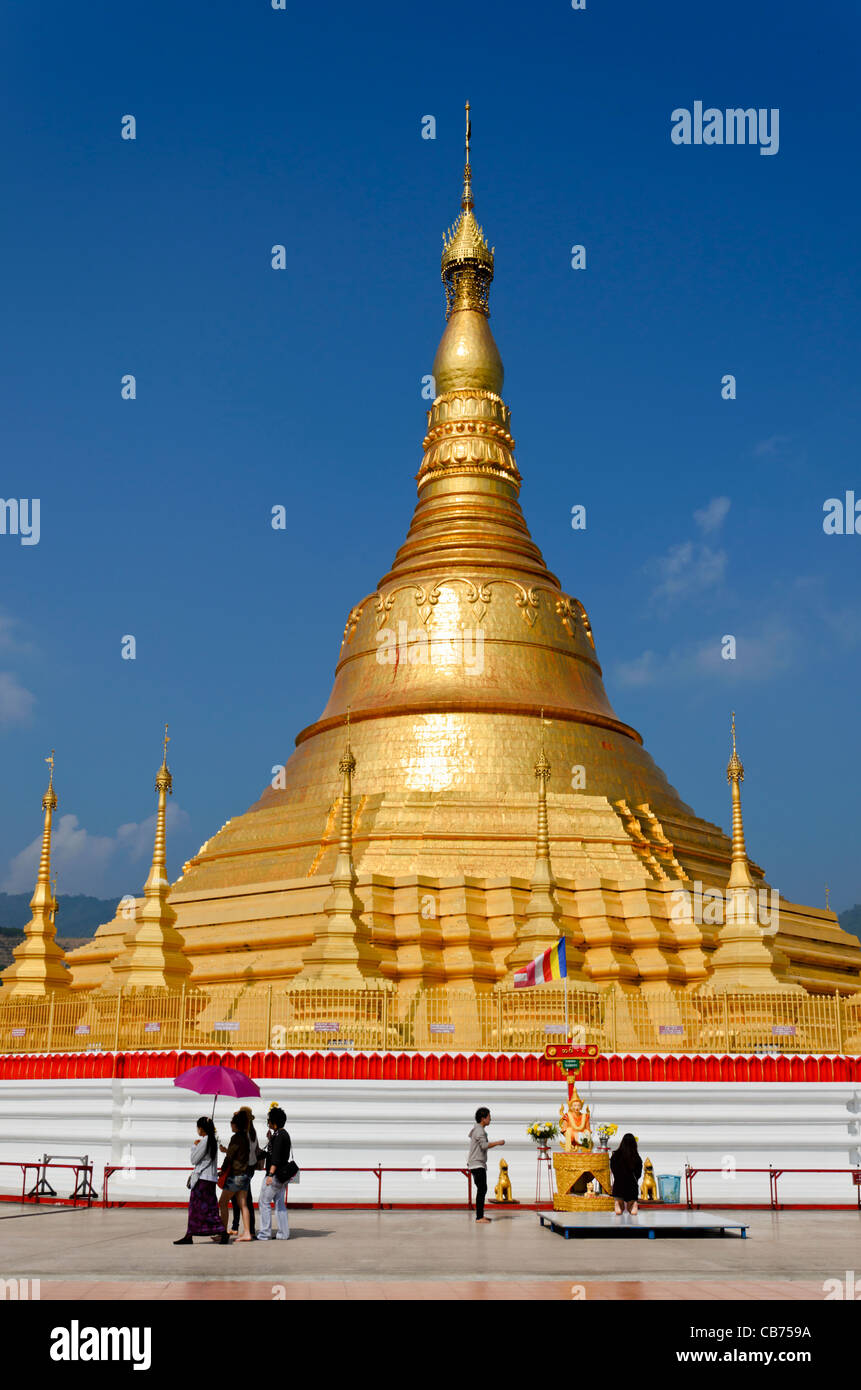 Or géant stupa de Tachileik pagode Shwe Dagon au Myanmar en soleil scintillant avec des gens qui marchent par & priaient à culte Banque D'Images