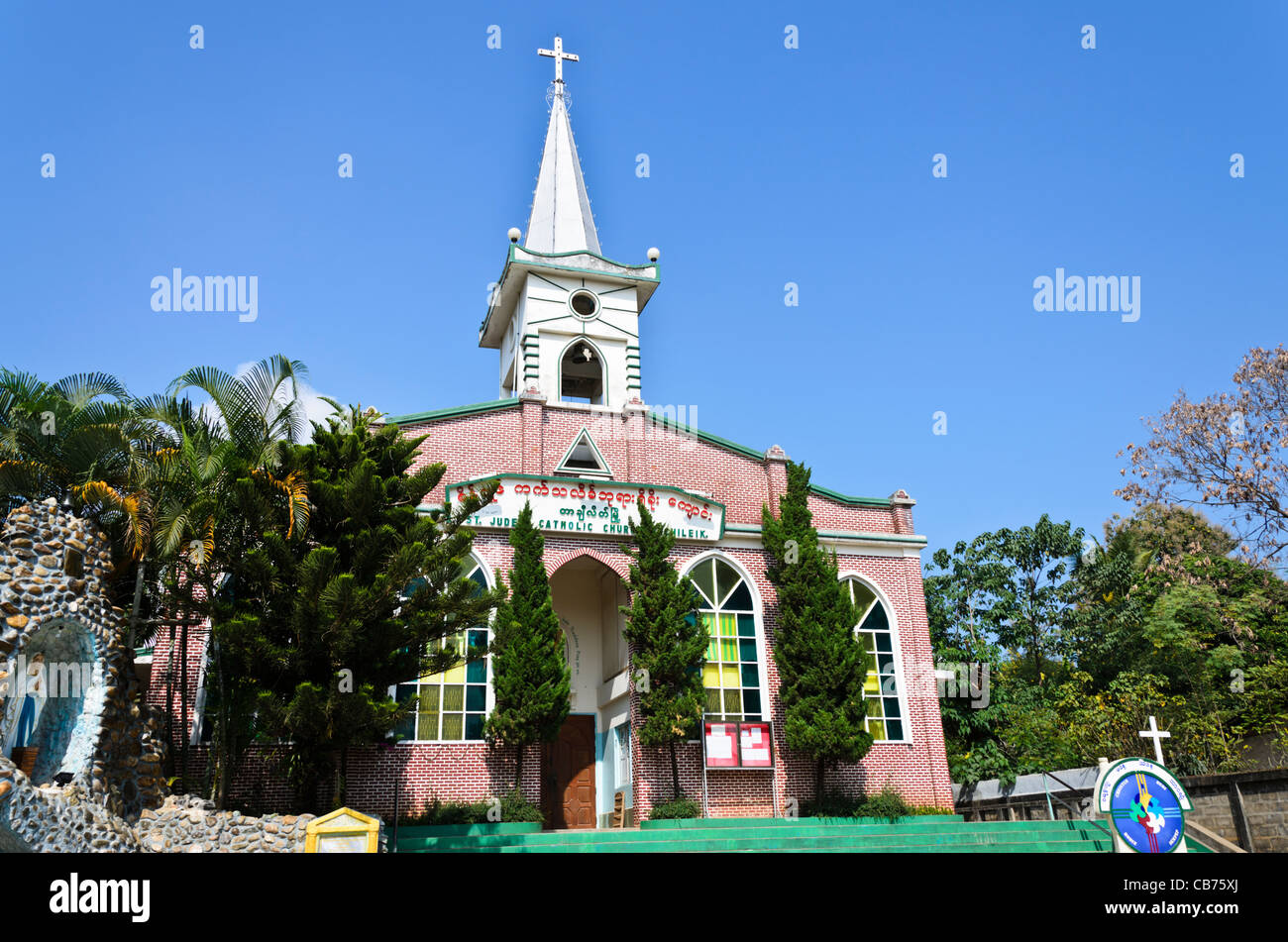Saint Jude's Église catholique sur une journée ensoleillée en bleu clair Tachileik, près de la frontière du Myanmar avec la Thaïlande Mae Sai Banque D'Images